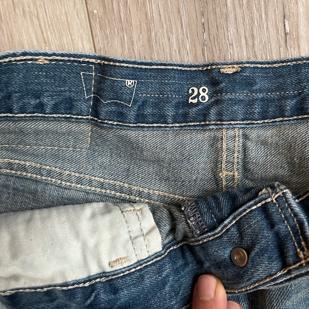 Levi’s distressed high waisted denim short EUC - Picture 3 of 4